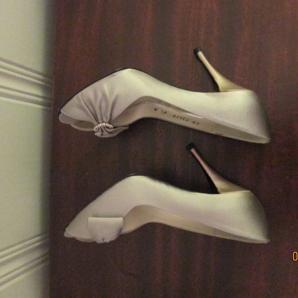 Stuart Weitzman pale silver satin pumps with rhinestone circle Stunning - Picture 8 of 8